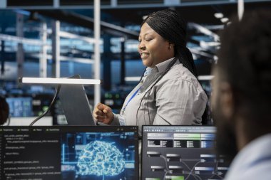 Gülümseyen sunucu odası geliştiricisi yapay zeka kullanarak operasyonel verimliliği arttırıyor ve çalışma süresini kısaltıyor. Happy çalışanı veri merkezi ekipmanları için yapay zeka çözümleri tasarlar ve uygular