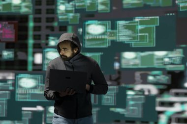 Yazılım başlatmak ve güvenli erişim noktalarını aşmak için kodlama ve tehdit tespit kaçamağı kullanan dijital saldırgan. Siber güvenlik risklerini vurgulayan bilişim uzmanı hacktivizm uyguluyor.