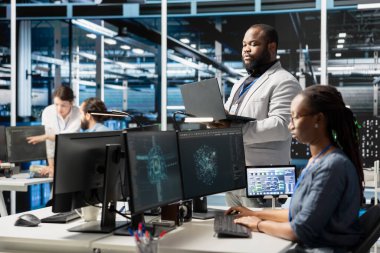 Veri merkezi bilişim uzmanları yapay zeka sinir ağı teknolojisi kullanıyorlar. Afro-Amerikan sunucu tarım tesisi yazılım geliştiricileri donanımı güncellemek için yapay zeka programlama dilini kullanıyorlar