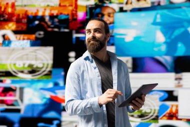 Sıradan adam, dijital dünyadaki iletişim ve nüfuzun gücünü vurgulayan sosyal medya görsellerine ve kullanıcı arayüzü unsurlarına hayran. Modern kullanıcı deneyimi ve web tasarımı.