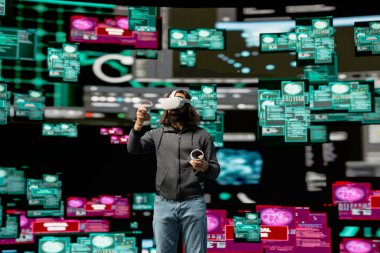 Hacker ağ güvenliğini atlatıyor ve sanal suç işlemeye başlıyor. VR kulaklıkla. Veri sızıntısı ve sistem geçersiz kılmak için programlama kodu. Siber operasyonları sızma yoluyla gizle.