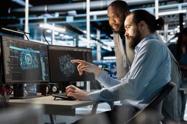 Veri merkezinde bilgisayar kullanan teknisyenler, yapay zeka araçlarını birleştiren, bakım yapan. Sunucu çiftlik çalışanları yapay zeka makinesi öğrenme modelleri kullanıyor