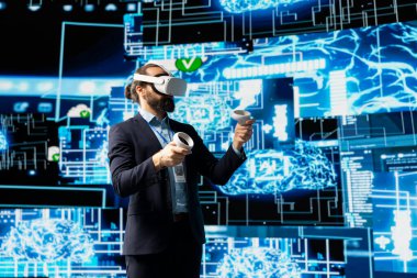 Yüksek teknoloji uzmanı, makine öğrenme kavramı için öngörücü analitik ve sibernetik kullanarak nöral ağ yapay zeka sisteminin yanında vr gözlük kullanır. Yenilik için bulut hesaplama otomasyon araçları.