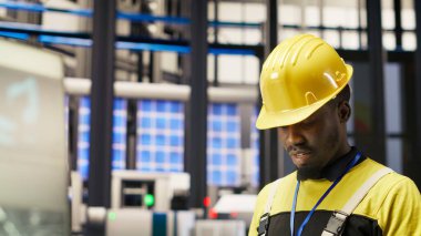 Endüstriyel fabrikadaki teknisyen, ekipman hatalarını tespit etmek için tablet uygulaması kullanıyor. Montaj hatlarındaki onarım görevlerini koordine etmek için dijital aygıt kullanan fabrika uzmanı, kamera B