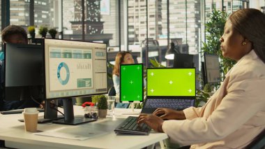 Ofiste şirket idari işlerinde çalışan çalışanların kullandığı bir tablet ve dizüstü bilgisayar. İşçi tarafından kullanılan masa üzerinde krom anahtar cihazları iş veri ölçümleri, kamera B