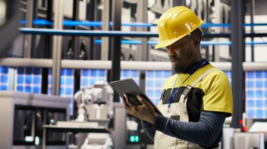 Akıllı fabrika tamircisi montaj hatlarını yükseltmeden önce IoT sensörlerinin verilerini analiz etmek için tablet kullanıyor. Endüstri 4.0 fabrika personeli hata azaltmak için sistem kontrolü yapıyor, kamera B