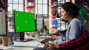 Çağrı merkezi çalışanı yeşil ekran modelleme PC üzerinde çalışıyor, ofiste hesap yönetimi yapıyor. Chroma tuşunun önündeki müşteri destek aracı izole edilmiş ekran bilgisayar kullanım görüşmeleri, kamera B kapat