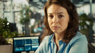 KPI gelirlerini kontrol eden üzgün bir şirket yöneticisinin kapanışı, düşük rakamlarla vurgulandı. Proje görevleri verileri, kamera B incelenirken yorgun yönetim duygusunun portresi depresif