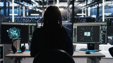 Veri Merkezi bilgisayar bilimcisi verileri analiz etmek için düğüm ağacı yazılımı kullanıyor. Altyapı performansını geliştirmek için görsel programlama kullanan sunucu çiftliği bilişim işçisi, kamera A
