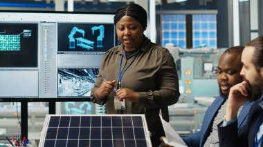 Hissedarlar sürdürülebilir enerji imalatında gelecekteki yatırım fırsatlarını tartışıyorlar. Güneş panelleri yöneticileri ve yatırımcıları güneş teknolojisi raporlarını inceleyen tesis, kamera B