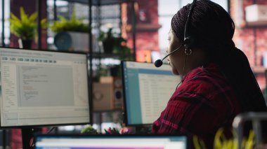 Ofisteki bilgisayar uzmanı. Çağrı sırasında müşterilere yardım ediyor. Sorun çıkarma hataları. Teknik destek ajanı bilgisayar monitörüne bakıyor, müşteriler için teknik sorunları düzeltiyor, kamera A