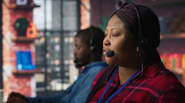 Müşteri ihtiyaçlarını dinleyen merkezi ara, adım adım rehberlik et. Müşteri merkezi çalışanı gelen ve giden aramaları yönetir, müşterileri teknik çözümler üzerinden yürütür, kamera A