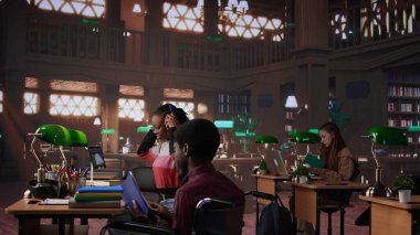 Engelli erkek öğrenci üniversite kütüphanesinde sınav hazırlıkları yapıyor, kız da onun masaya ulaşmasına yardım ediyor. Tekerlekli sandalye kullanıcısı burs için akademik evrak işleriyle uğraşıyor. Kamera B.