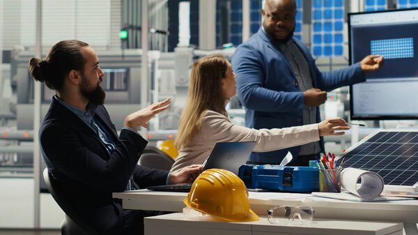 Веселые менеджеры делают рукопожатие, празднуя расширение фабричного производства. Счастливые акционеры завода пожимают друг другу руки, поздравляя себя после определения инвестиционной стратегии, камера В