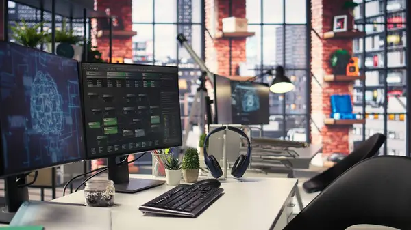 Terminal pencerelerini ve ağ nöronlarını gösteren bilgisayar ekranı olan boş ofis masası. Yapay zeka destekli sistem, gelecekteki yazılım çözümleri için bilişsel hesaplama ve örüntü tanıma kullanır.