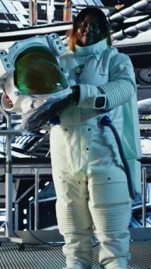 Yıldız gemisinde dizüstü bilgisayarın yanındaki dikey video kaskı yörünge uçuşu sırasında yazılımı kalibre eden sensörleri gösteriyor. Gezegen gezisi ve defter görüntüleme için kozmonot ekipmanları hazırlandı