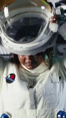 Mars 'ın gezegen yüzeyinin veri analizini yapan yüksek teknoloji uzay gemisi kokpitinin içinde dikey video dizüstü bilgisayar. Yörünge istasyonundaki defter uzaylı kızıl gezegene yapılan kozmik yolculuk sırasında uçuş günlüğünü güncelliyor.