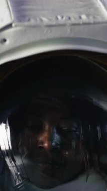 Uzay istasyonundaki dikey video dizüstü bilgisayar Mars 'a kozmik yolculuk sırasında detaylı görev analiz panelini gösteriyor. Yıldız gemisindeki defter, yaklaşan dünya dışı kızıl gezegen keşfi için okuma yapıyor.