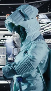 Mars seyahati sırasında uzay aracında dizüstü bilgisayarın yanında yanıp sönen dikey video Kritik Hata Alarmı. Astronot ekipmanlarında arıza tehlikesi uyarısı.