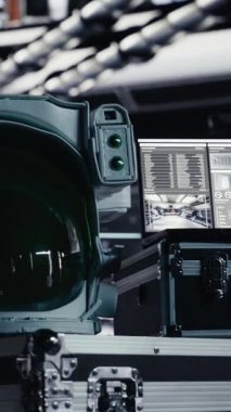 Yörünge istasyonunda, yüksek teknoloji teçhizat izleme yazılımlarıyla çevrili dikey video Chroma anahtar tableti. İzole ekran aygıtı gerçek zamanlı görev kontrolü ve uzay aracı durum güncellemelerini sağlar
