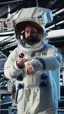 Dikey Kozmonot videosu Mars 'a yapılan insanoğlunun hayatta kalma seferi sırasında operasyonel hazırlık sağlıyor. Neşeli astronot Kızıl Gezegen 'e gidiyor. Bilimsel gelişim için uzayda insan genişlemesi yapıyor.