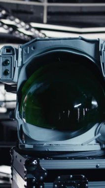 Bilimsel araştırmalar için hazırlanmış görev analitik panelini gösteren uzay aracında dizüstü bilgisayarda parlayan dikey video uyarı ışığı. Not defterinin yanındaki miğferde arıza uyarısı var.