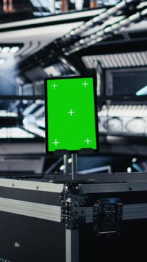 Yakınlardaki monitörün yanındaki uzay aracının içinde izole edilmiş dikey ekran tableti Mars gösterge paneli telemetrisini gösteriyor. Yörünge görevi sırasında Kızıl Gezegen 'e navigasyon için kullanılan krom anahtar aygıtı