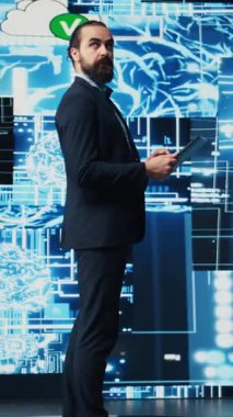 Dikey Video Girişimcisi dizüstü bilgisayarla gösterge panelindeki yapay zeka beyin sistemini inceleyerek kodlama, analitik ve derin öğrenme için yüksek teknoloji veri görselleştirmesini kullanır. Stratejik büyüme