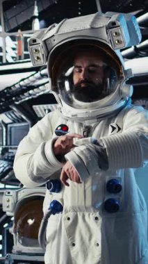 Dikey video Jolly astronot Dünya Komuta Merkezi ile video görüşmesi sırasında el sallıyor, uzay deneylerinin sonuçlarını belgeliyor. Kozmonot yer merkezini selamlıyor, araştırma gözlemlerini paylaşıyor