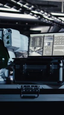 Uzay istasyonundaki dikey video dizüstü bilgisayarı Mars 'a yapılan kozmik yolculukta yıldızları ve asteroit desenlerini izliyor. Yıldız gemisindeki defter arayüzü yaklaşan dünya dışı kızıl gezegen için yörünge yolunu gösteriyor.