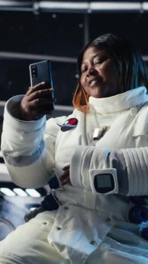 Uzay gemisi kontrol arayüzünü kullanan dikey video astronotları uzay istasyonunun yakınında süzülen dünya dışı varlığa tepki veriyorlar. Kozmonotlardan oluşan bir ekip, veri analizi sırasında uzaylı gemisinin yaklaşmasını izliyor.