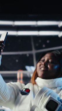 Dikey video görüntüsü, astronot gözleri, yabancı gemiden gelen ışığı engelleyen kokpitten koruyor. Dikkatli kozmonot uzaya yaklaşan dünya dışı varlıkla ilk teması bekliyor.