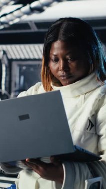 Dikey video, astronotun kırmızı gezegen yüzeyindeki görevini tamamladıktan sonra kayıtları kontrol etmek için tablet kullanmasını kapatıyoruz. Kozmonot Mars 'tan ayrılıyor. Eve dönmek için uçuş kayıtlarını güncelliyor. Kamera B.