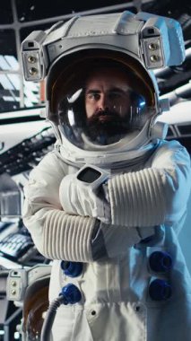 Uçuş sırasında toplanan araştırma verilerini sunan videodaki araştırmacıları karşılayan dikey video iyimser astronot. Uzay istasyonundaki dost canlısı kadın Dünya ekibine deneyler sunuyor.