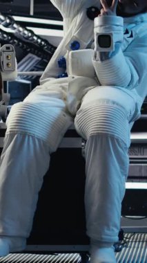 Dikey video astronotları uzay gemisinde birlikte uçar, izole ekran monitörüne bakar, çalışmak için örnek toplarlar. Bilim adamları kırmızı gezegene inmeden önce krom anahtar ekranı kullanıyorlar. Kamera A.