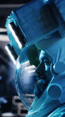 Uzay istasyonunda yörünge uçuşu sırasında uzaktan ölçüm yazılımını gösteren dikey video görüntüsü. Gezegen keşfi sırasında uzay aracı görev kontrol arayüzünü gösteren defter ekranı