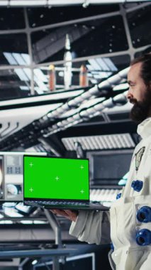 Dikey video astronot izleme sistemi tanıları yeşil ekran ekranında, uzay görevi sırasında iş arkadaşlarıyla konuşuyor. Takım çalışması kozmonotlar, insanoğlunun hayatta kalması için kroma anahtar monitörü kullanıyorlar.