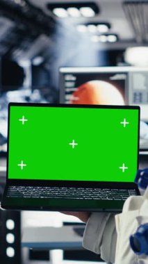 Yörünge istasyonundayken Dünya Komuta Merkezi 'yle görüntülü konuşma yapan neşeli astronot görev güncellemesini paylaşıyor. İletişim sırasında yer merkezi ekibiyle mutlu kozmonot görüşmeleri.