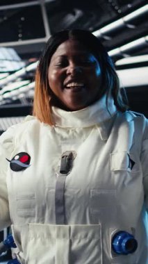 Dikey video klip astronot kadın. Uzay gemisinde rutin bakım yapıyor. Derin uzayı keşfediyor, Mars 'a gidiyor. Uzay gemisindeki kadın Dünya 'dan ayrıldıktan sonra yörünge yörüngesine giriyor. Kamera A.