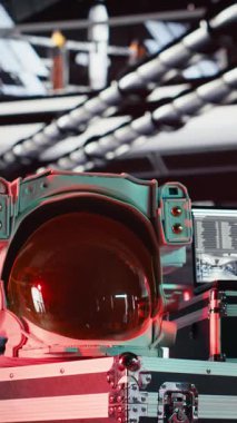 Telemetri yazılımı çalıştırmak için kullanılan fütüristik uzay aracı hangarındaki izole ekran monitörünün dikey görüntüsü. Uzay istasyonunu incelemek için kullanılan krom anahtar görüntüsü