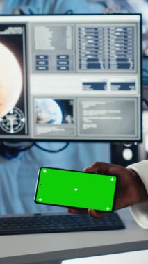 Uzay istasyonunun dışındaki planlanmış operasyonlara başlamadan önce bilgisayardaki analizleri inceleyen dikey video astronotu. Kozmonot yabancı gezegene indikten sonra görev parametrelerini doğruluyor