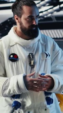 Uzay istasyonu dışında planlanan operasyonlara başlamadan önce tablet üzerinde dikey video astronot okuma görevi planı. Kozmonot cihazdaki analizleri kontrol eder, indikten sonra ayrılmaya hazırlanır.