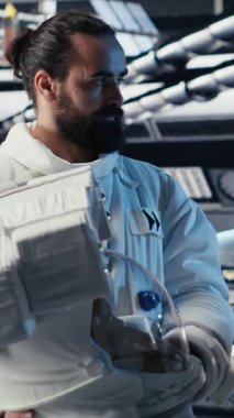 İleri teknoloji uzay aracındaki astronotlardan oluşan dikey video ekibi rutin görev kontrolü sırasında Kırmızı Gezegen Özet Analizlerini kontrol ediyor. Takım çalışması Yörünge İstasyonu mürettebatı incelemek için aygıt kullanıyor