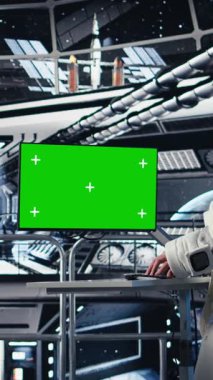 Dikey Astronot kaskını takıyor ve uzay istasyonundan çıkmadan önce liderden görev brifingi alıyor. Kozmonot gezegene indikten sonra yıldızgemisini terk etmeye hazırlanıyor.