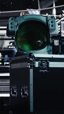 Uzay istasyonunda yörünge uçuşu sırasında uzaktan ölçüm yazılımını gösteren dikey video görüntüsü. Gezegen keşfi sırasında uzay aracı görev kontrol arayüzünü gösteren defter ekranı