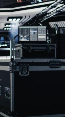 Telemetri yazılımı çalıştırmak için kullanılan fütüristik uzay aracı hangarındaki izole ekran monitörünün dikey görüntüsü. Uzay istasyonunu incelemek için kullanılan krom anahtar görüntüsü