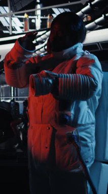 Yörünge istasyonundayken Dünya Komuta Merkezi 'yle görüntülü konuşma yapan neşeli astronot görev güncellemesini paylaşıyor. İletişim sırasında yer merkezi ekibiyle mutlu kozmonot görüşmeleri.