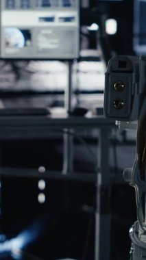 Uzay aracının içinde ışık hatası oluştuktan sonra hasarlı giysiyi onarmaya çalışan dikey video astronotları. Kozmonot gezegen kolonileşme görevi sırasında sistem arızalarıyla mücadele ediyor