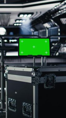 Dikey video, fütüristik uzay aracı hangarındaki yeşil ekran tableti sistem tanılarını izlemek için kullanılıyor. Uzay istasyonu kokpitindeki yörüngesel navigasyon verileri için kullanılan krom anahtar aygıtı