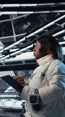 Dikey video görüntüsü, astronot gözleri, yabancı gemiden gelen ışığı engelleyen kokpitten koruyor. Dikkatli kozmonot uzaya yaklaşan dünya dışı varlıkla ilk teması bekliyor.